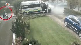 VIDEO Tragedie evitată în ultima clipă! O ambulanță din Marea Britanie a explodat la câteva secunde după ce asistenta și pacientul au ieșit din ea